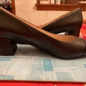 Versatile and Lovely Cole Hann black leather pumps NWT size 11